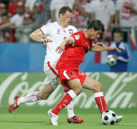György Garics (Österreich, re.) gegen Jacek Krzynowek (Polen) -  (080612MBI037) Fußball EM Herren EURO 2008, Länderspiel, Nationalmannschaft, Nationaltrikot, Österreich - Polen 1:1 Gruppe Wien Dynamik,