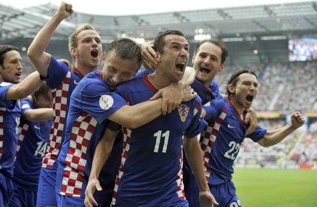 Darijo Srna (Mitte), Ivica Olic (4.v.re.) und Ivan Rakitic (alle Kroatien, 3.v.li.) - Torjubel Fußball Länderspiel Herren EURO 2008, EM, Nationalteam, Nationaltrikot, Gruppe Klagenfurt Freude, Begeisterung,