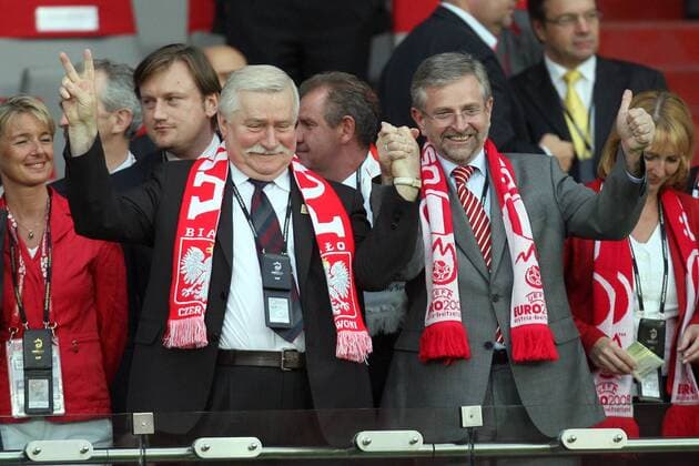 Lech Walesa (Polen, Mitte li.) und Vizekanzler Wilhelm Molterer (Österreich) mit Fanschal als Zuschauer bei der Euro 2008 -  (QH5T0294) Fußball EM Herren Euro 2008, Länderspiel, Nationalteam Gruppe Wien