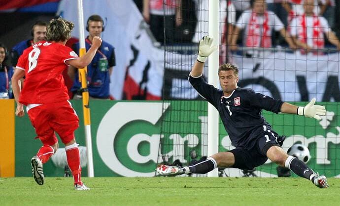 Christoph Leitgeb (Österreich) scheitert mit einer großen Chance an Torwart Artur Boruc (Polen) -  (080612HER009) Fußball EM Herren Euro 2008, Länderspiel, Nationalmannschaft, Nationaltrikot, Österreich - Polen 1:1 Gruppe Wien Dynamik, Kampf,