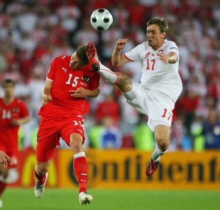 Wojciech Lobodzinski (Polen, re.) gegen Sebastian Prödl (Österreich) - Fußball EM Herren Euro 2008, Länderspiel, Nationalteam, Nationaltrikot, Polen - Österreich 1:1 Gruppe Wien Dynamik, Kampf,