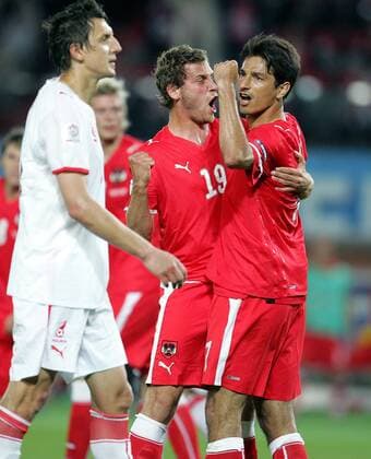 Ivica Vastic (re.) und Jürgen Säumel (beide Österreich) jubeln -  Fußball EM Herren Euro 2008, Länderspiel, Nationalteam, Nationaltrikot, Österreich - Polen 1:1 Gruppe Wien Begeisterung, Freude, Enttäuschung,