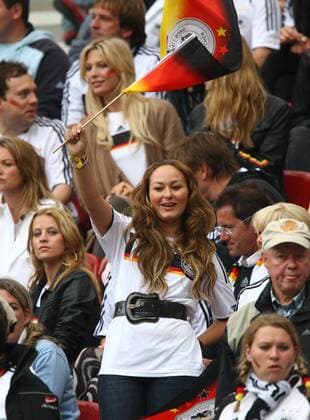 Melanie Tiburtius, Freundin von Piotr Trochowski (beide Deutschland), jubelt Fußball EM Herren EURO 2008, Länderspiel, Nationalteam Gruppe Klagenfurt Freude, Begeisterung,