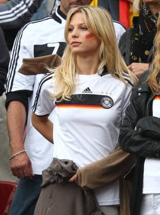 Model Sarah Brandner, Freundin von Bastian Schweinsteiger (beide Deutschland), im Nationaltrikot auf der Tribüne Fußball EM Herren EURO 2008, Länderspiel, Nationalteam Einzelbild Klagenfurt