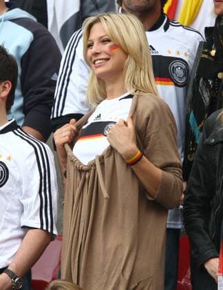 Model Sarah Brandner, Freundin von Bastian Schweinsteiger (beide Deutschland), präsentiert auf der Tribüne ihr Nationaltrikot Fußball EM Herren EURO 2008, Länderspiel, Nationalteam Einzelbild Klagenfurt