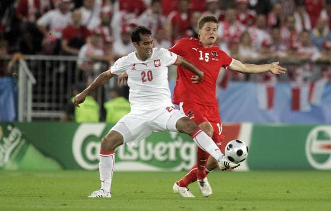 Roger Guerreiro (Polen, li.) gegen Sebastian Prödl (Österreich) Fußball EM Herren EURO 2008, Länderspiel, Nationalteam, Nationaltrikot, Österreich - Polen 1:1 Gruppe Wien Dynamik,