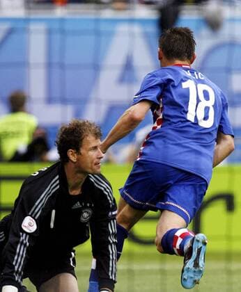 Torwart Jens Lehmann (Deutschland) enttäuscht, während Ivica Olic (Kroatien) jubelnd abdreht -  Fußball EM Herren EURO 2008, Länderspiel, Nationalmannschaft, Nationaltrikot, Kroatien - Deutschland 2:1 Gruppe Klagenfurt Enttäuschung,