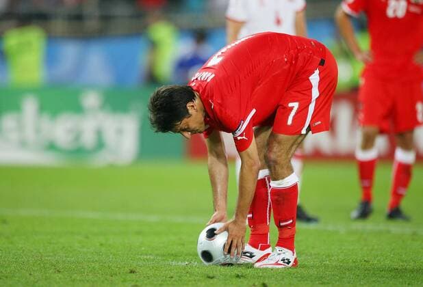 Ivica Vastic (Österreich) legt sich den Ball zum Elfmeter zurecht - Fußball EM Herren EURO 2008, Länderspiel, Nationalteam, Nationaltrikot, Vdig Einzelbild Wien