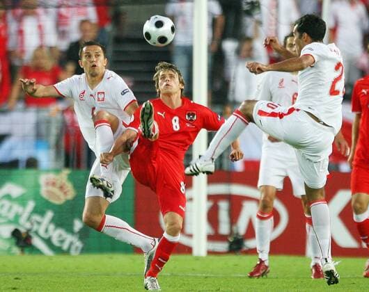 Christoph Leitgeb (Österreich, Mitte) gegen Dariusz Dudka (li.) und Roger Guerreiro (beide Polen) - Fußball EM Herren EURO 2008, Länderspiel, Nationalteam, Nationaltrikot, Österreich - Polen 1:1, Vdig Gruppe Wien Dynamik,
