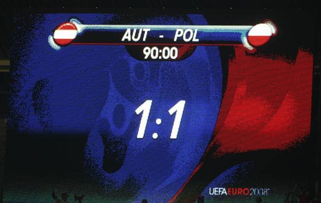 Die Partie Österreich gegen Polen endet laut Anzeigetafel 1:1 -  Fußball EM Herren Euro 2008, Länderspiel, Nationalteam, Österreich - Polen 1.1, Vdig Totale Wien Fußball EM Herren Euro 2008, Länderspiel, Nationalteam, Österreich - Polen 1.1, Vdig Totale Wien