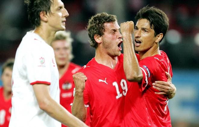 Ivica Vastic (re.) jubelt mit Jürgen Säumel (beide Österreich, Mitte) -  Fußball EM Herren Euro 2008, Länderspiel, Nationalteam, Nationaltrikot, Österreich - Polen 1.1, Vdig Gruppe Wien Freude,