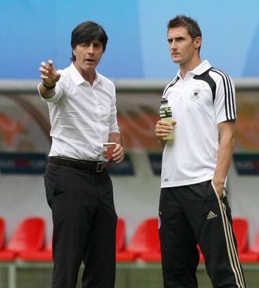 Bundestrainer Joachim Löw instruiert Miroslav Klose (beide Deutschland) Fußball EM Herren Euro 2008, Länderspiel, Nationalmannschaft, Gruppe Klagenfurt