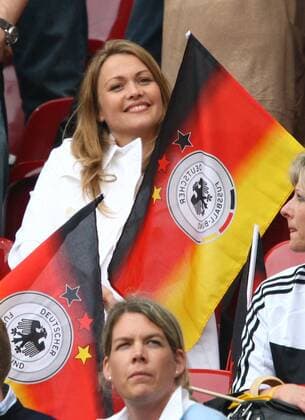 Carina Schneider, Ehefrau von Bernd Schneider (Deutschland) auf der Tribüne mit Nationalfahne Fußball EM Herren Euro 2008, Länderspiel, Nationalteam, Deutschland Gruppe Klagenfurt Freude,