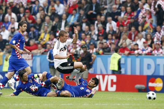 Lukas Podolski (Deutschland, o.) gegen Niko Kovac (li.) und Vedran Corluka (beide Kroatien) Fußball EM Herren Euro 2008, Länderspiel, Nationalteam, Nationaltrikot, Deutschland - Kroatien Gruppe Klagenfurt Dynamik, Kampf,