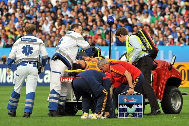 Mirel Radoi (Rumänien) muss mit einer schweren Kopfverletzung abtransportiert werden -  Fußball EM Herren EURO 2008, Länderspiel, Nationalmannschaft, Nationaltrikot Gruppe Zürich