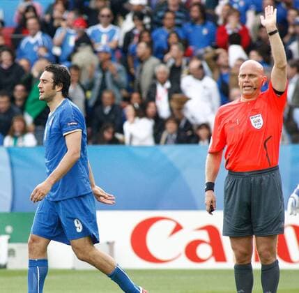 Abseitstor - FIFA Schiedsrichter Tom Henning Övrebö (Norwegen) gibt den Treffer von Luca Toni (Italien, li.) nicht -  Fußball Länderspiel Herren EURO 2008, EM, Nationaltrikot, Nationalteam, Gruppe Zürich Enttäuschung,