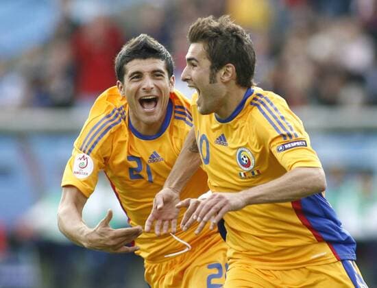 Adrian Mutu (re.) und Daniel Niculae (beide Rumänien) - Torjubel -  Fußball EM Herren EURO 2008, Länderspiel, Nationalmannschaft, Nationaltrikot Gruppe Zürich Freude, Begeisterung,