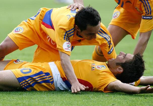 Adrian Mutu (am Boden) und Daniel Niculae (beide Rumänien) - Torjubel -  Fußball EM Herren EURO 2008, Länderspiel, Nationalmannschaft, Nationaltrikot Gruppe Zürich Freude,