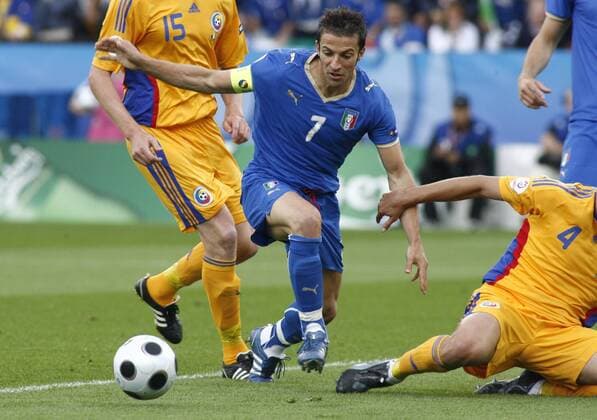 Alessandro del Piero (Italien, Mitte) im Duell -  Fußball Länderspiel Herren EURO 2008, EM, Nationaltrikot, Nationalteam, Italien - Rumänien Gruppe Zürich Dynamik, Kampf, Überlegenheit,