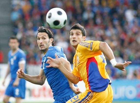 Gianluca Zambrotta (Italien, li.) gegen Daniel Niculae (Rumänien) -  Fußball Länderspiel Herren EURO 2008, EM, Nationaltrikot, Nationalteam, Italien - Rumänien Gruppe Zürich Dynamik,