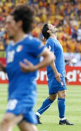 Gianluca Zambrotta (Italien) enttäuscht -  Fußball Länderspiel Herren EURO 2008, EM, Nationaltrikot, Nationalteam, Italien Einzelbild Zürich