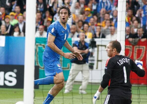 Luca Toni (Italien) enttäuscht, daneben Torwart Bogdan Lobont (Rumänien) -  Fußball Länderspiel Herren EURO 2008, EM, Nationaltrikot, Nationalteam, Italien - Rumänien Gruppe Zürich