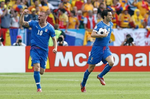 Daniele de Rossi (li.) und Christian Panucci (beide Italien) - Torjubel -  Fußball Länderspiel Herren EURO 2008, EM, Nationaltrikot, Nationalteam, Gruppe Zürich Freude, Begeisterung,