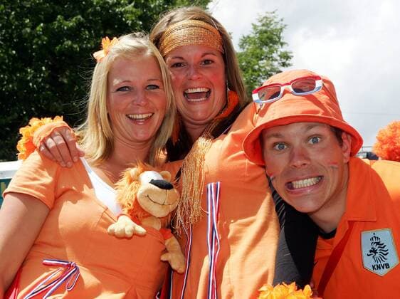 Niederländische Fans ausgelassen -  Fußball EM Herren EURO 2008, Länderspiel, Nationalmannschaft, Fanfest, Oranje Orange o0 Zone Gruppe Bern Freude, Begeisterung,