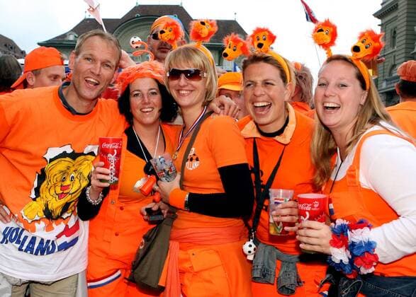 Niederländische Fans gut gelaunt -  Fußball EM Herren EURO 2008, Länderspiel, Nationalmannschaft, Fanfest, Oranje Orange o0 Zone Gruppe Bern Freude, Begeisterung,