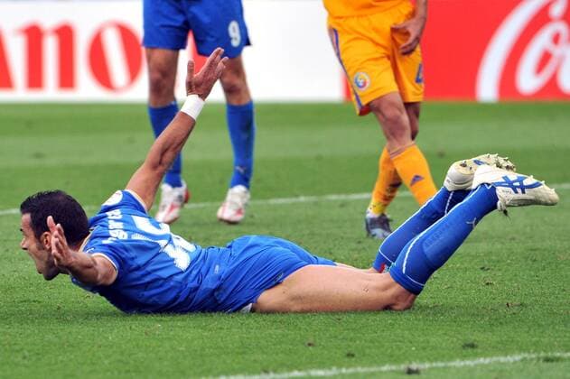 Fabio Quagliarella (Italien) fordert einen Elfer -  Fußball EM Herren EURO 2008, Länderspiel, Nationalmannschaft, Nationaltrikot Einzelbild Zürich Enttäuschung,