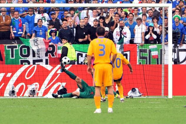Torwart Gianluigi Buffon (Italien) pariert den Elfmeter von Adrian Mutu (Rumänien, hi.) -  Fußball EM Herren EURO 2008, Länderspiel, Nationalmannschaft, Nationaltrikot Gruppe Zürich
