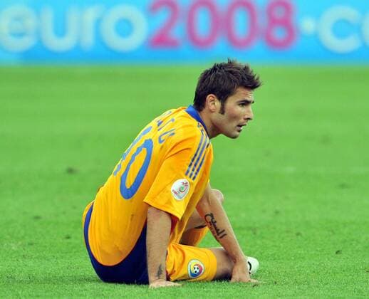 Adrian Mutu (Rumänien) am Boden -  Fußball EM Herren EURO 2008, Länderspiel, Nationalmannschaft, Nationaltrikot Einzelbild Zürich Enttäuschung,
