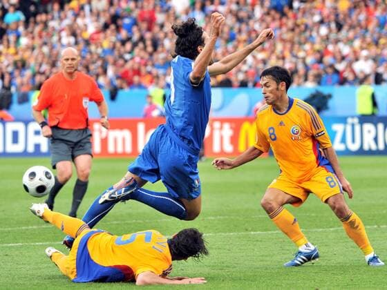 Cristian Chivu (Rumänien, li.) gegen Fabio Grosso (Italien) -  Fußball Länderspiel Herren EURO 2008, EM, Nationalteam, Nationaltrikot, Rumänien - Italien 1:1 Gruppe Zürich Dynamik, Kampf,