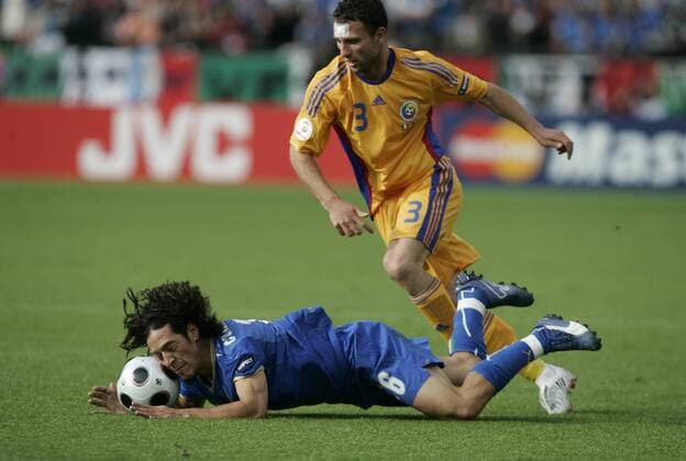 Razvan Rat (Rumänien, re.) gegen Mauro Camoranesi (Italien) Fußball EM Herren EURO 2008, Länderspiel, Nationalmannschaft, Nationaltrikot Gruppe Zürich Dynamik,