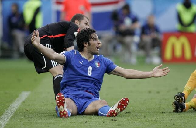 Luca Toni (Italien) enttäuscht am Boden Fußball EM Herren EURO 2008, Länderspiel, Nationalmannschaft, Nationaltrikot Gruppe Zürich Enttäuschung,