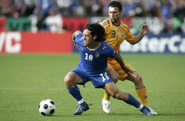 Mauro Camoranesi (Italien, li.) gegen Razvan Rat (Rumänien) Fußball EM Herren EURO 2008, Länderspiel, Nationalmannschaft, Nationaltrikot Gruppe Zürich Dynamik,