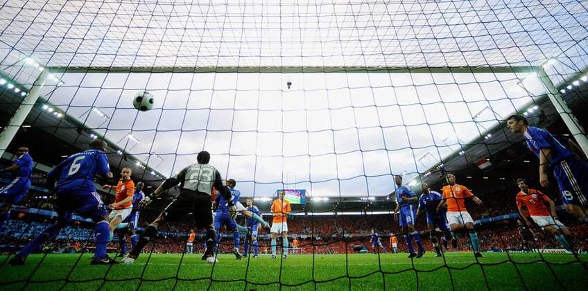 Torwart Gregory Coupet und Claude Makelele (li. beide Frankreich) können das 1:0 der Niederländer nicht verhindern - Fußball EM Herren EURO 2008, Länderspiel, Nationalmannschaft, Nationaltrikot Totale Bern