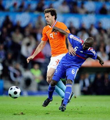 Ruud van Nistelrooy (Niederlande, li.) gegen Claude Makelele (Frankreich) - Fußball EM Herren EURO 2008, Länderspiel, Nationalmannschaft, Nationaltrikot Gruppe Bern Dynamik,