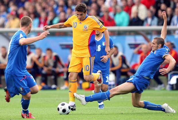 Adrian Mutu (Rumänien, Mitte) gegen Giorgio Chiellini (Italien) -  Fußball EM Herren Euro 2008, Länderspiel, Nationalteam, Nationaltrikot, Italien - Rumänien Gruppe Zürich Dynamik,