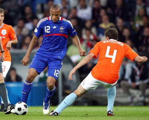 Thierry Henry (Frankreich, li.) gegen Joris Mathijsen (Niederlande) -  Fußball Länderspiel Herren EURO 2008, EM, Nationaltrikot, Nationalteam, Frankreich - Niederlande Gruppe Bern