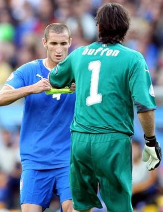 Giorgio Chiellini gibt Torwart Gianluigi Buffon (beide Italien) die Kapitänsbinde -  Fußball EM Herren Euro 2008, Länderspiel, Nationalteam, Nationaltrikot Gruppe Zürich