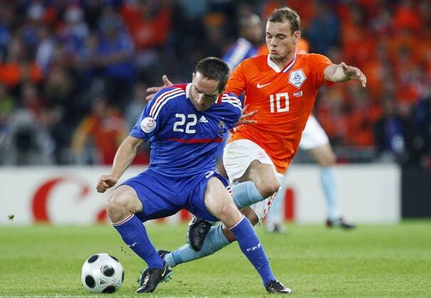 Franck Ribery (Frankreich, li.) gegen Wesley Sneijder (Niederlande) -  Fußball Länderspiel Herren EURO 2008, EM, Nationalteam, Nationaltrikot, Frankreich - Niederlande Gruppe Bern