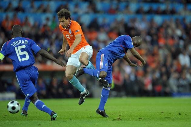 Ruud van Nistelrooy (Niederlande, Mitte) gegen Lilian Thuram (li.) und Claude Makelele (beide Frankreich) -  Fußball EM Herren Euro 2008, Länderspiel, Nationalteam, Nationaltrikot, Frankreich - Niederlande Gruppe Bern Dynamik,