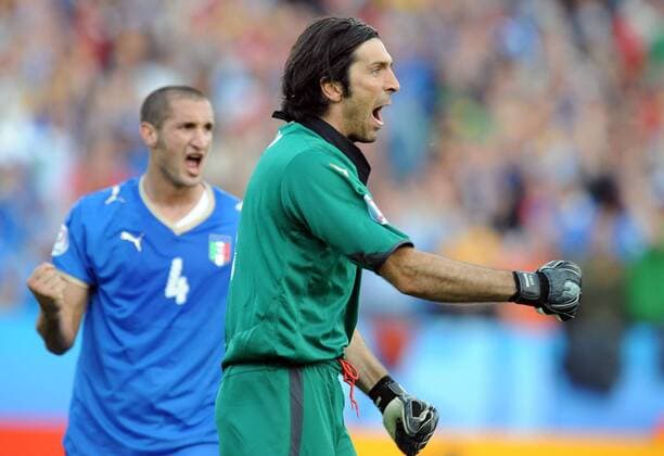 Torwart Gianluigi Buffon (Italien) - Jubel - Fußball EM Herren EURO 2008, Länderspiel, Nationalmannschaft, Nationaltrikot Einzelbild Zürich Freude,
