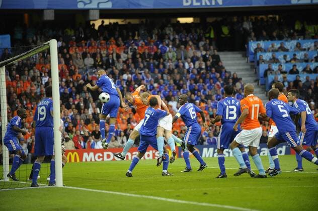 Dirk Kuyt (Niederlande, 5.v.li.) erzielt das Tor zum 1:0 - Fußball EM Herren Euro 2008, Länderspiel, Nationalteam, Nationaltrikot, Frankreich - Niederlande Gruppe Bern Dynamik, Fußball EM Herren Euro 2008, Länderspiel, Nationalteam, Nationaltrikot, Frankreich - Niederlande Gruppe Bern Dynamik,