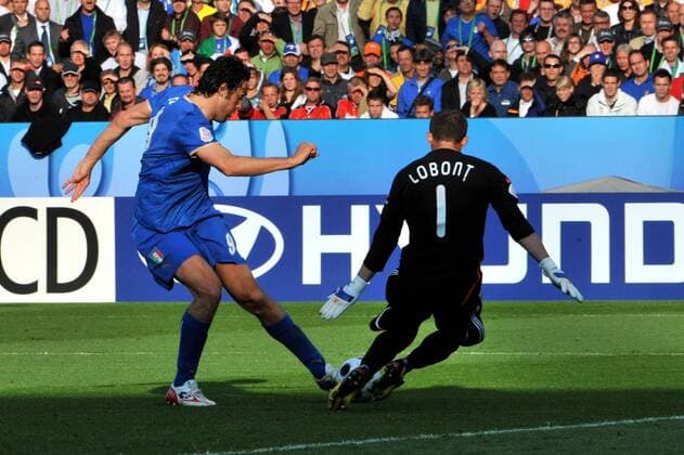 Luca Toni (Italien, li.) gegen Torwart Bogdan Lobont (Rumänien) -  Fußball EM Herren Euro 2008, Länderspiel, Nationalteam, Nationaltrikot, Italien - Rumänien 1:1 Gruppe Zürich Dynamik,