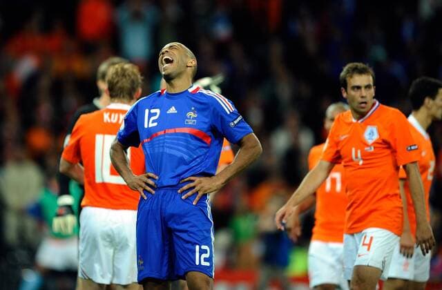 Thierry Henry (Frankreich) verzweifelt - Fußball Länderspiel Herren EURO 2008, EM, Nationalteam, Nationaltrikot, Frankreich - Niederlande 1:4 Einzelbild Bern Enttäuschung,