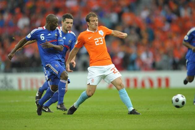 Rafael van der Vaart (Niederlande, re.) gegen Claude Makelele (Frankreich) -  Fußball EM Herren Euro 2008, Länderspiel, Nationalteam, Nationaltrikot, Frankreich - Niederlande Gruppe Bern Dynamik,