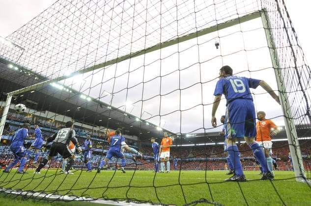 Dirk Kuyt (Niederlande) erzielt das Tor zum 1:0 -  Fußball EM Herren Euro 2008, Länderspiel, Nationalteam, Nationaltrikot - Frankreich Gruppe Bern Dynamik,