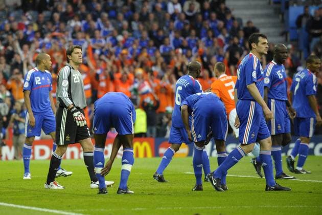 Torwart Gregory Coupet und Willy Sagnol (beide Frankreich) enttäuscht nach dem Gegentor -  Fußball EM Herren Euro 2008, Länderspiel, Nationalteam, Nationaltrikot, Niederlande - Frankreich Gruppe Bern